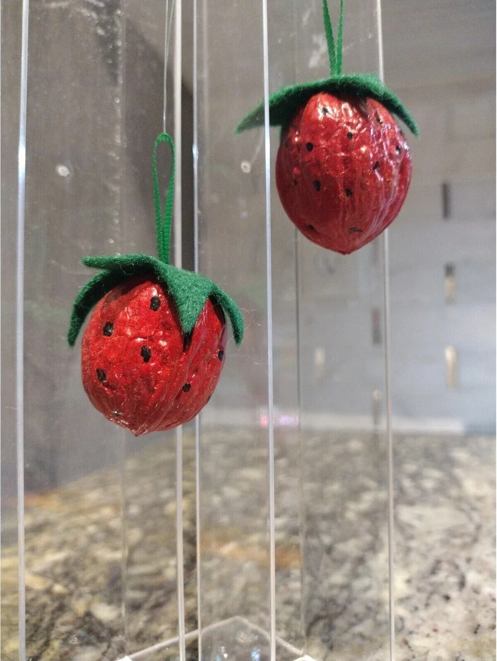 VINTAGE STRAWBERRY WALNUTS HAND PAINTED CHRISTMAS ORNAMENT EUC 1.75